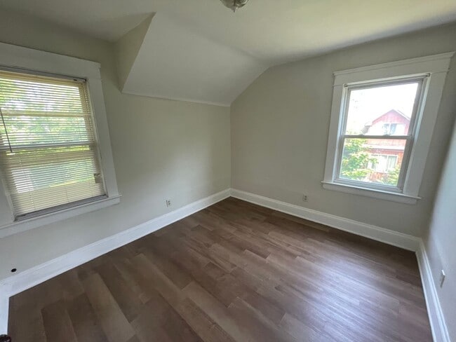 Building Photo - Section 8 Accepted! Spacious Newly Renovat...