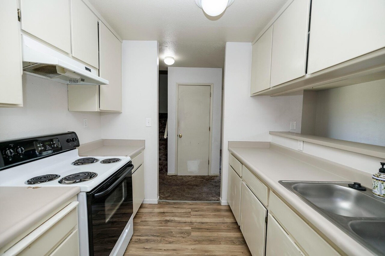 Building Photo - 1580 N Denair Ave