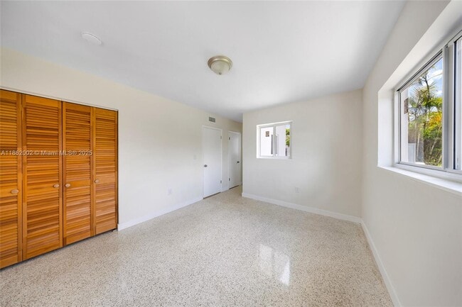 Building Photo - 1096 Raven Ave