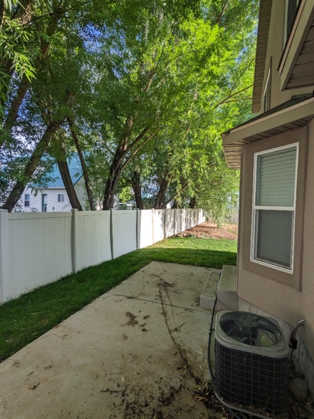 Building Photo - 231 150