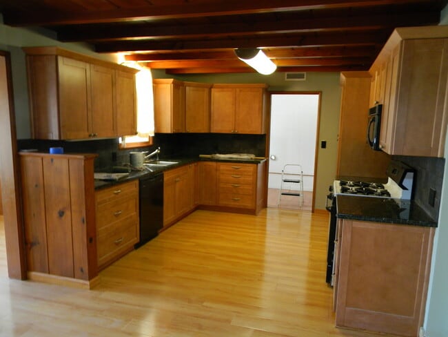 Building Photo - 1202 E Everett Pl