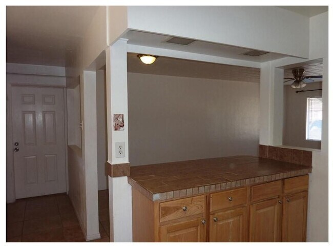 Building Photo - 3027 W San Miguel Ave