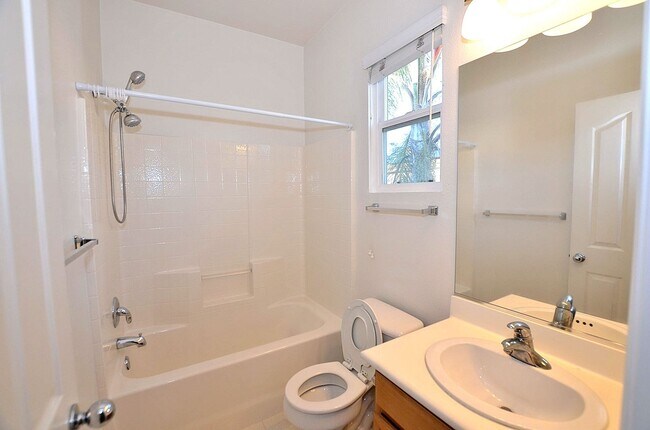 Building Photo - 4Br/3-1/2 bathroom Home