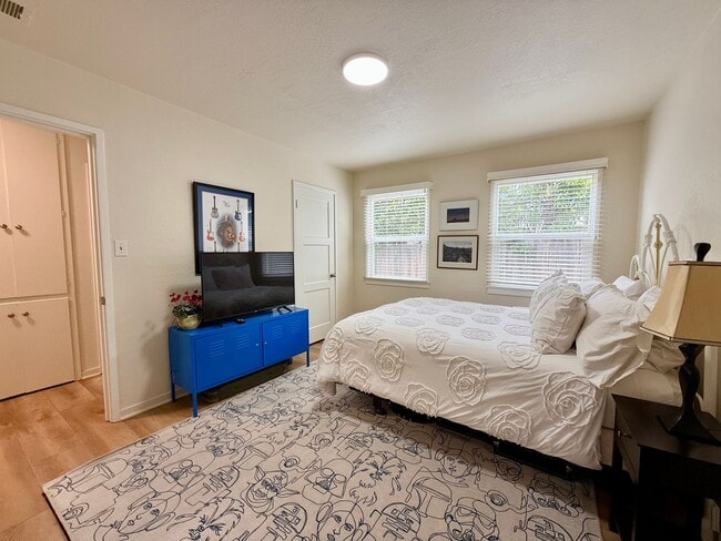 Building Photo - Unfurnished 4 bedroom/2 bathroom home with...
