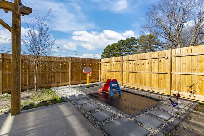 Building Photo - 812 Somb Moore Ways