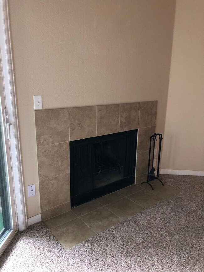 Building Photo - 2 bed 2 bath condo in a Central East Boulder location. Perfecting for Commuting!