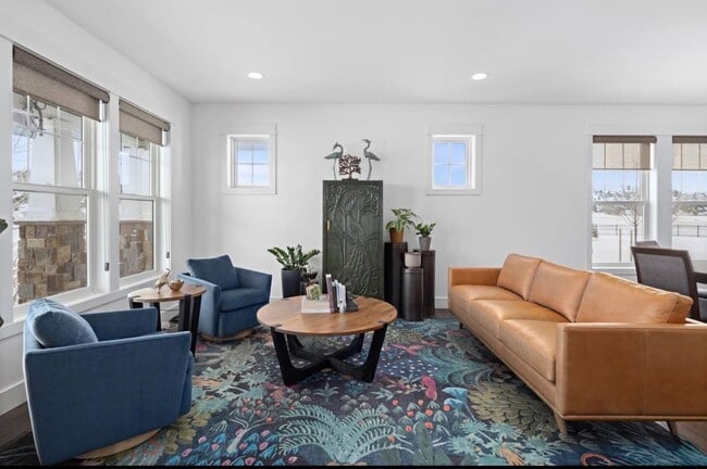 Building Photo - Stunning luxury rental!