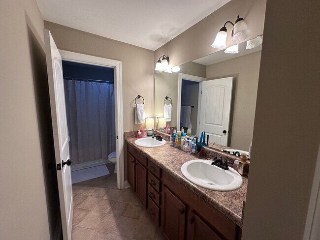 Building Photo - Welcome to this spacious 6 bedroom, 4 bath...