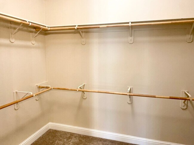 Building Photo - Beautiful 3-Bed, 2-Bath Near Sanger West High School