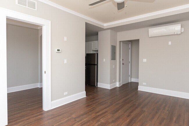 Building Photo - 817 W Lakeside Pl