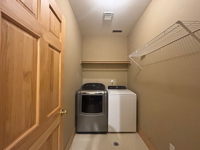 Building Photo - 2 Bed/2.5 Bath Townhome with A/C and gas f...
