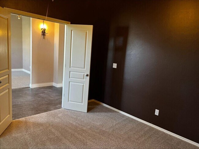 Building Photo - 13111 Red Oak Dr