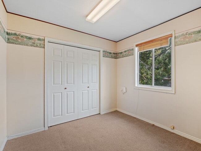 Building Photo - Spacious 5-Bedroom Home for Rent in Sandy, UT