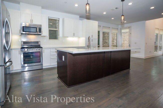 Building Photo - Beautiful Townhome centrally located in Mi...