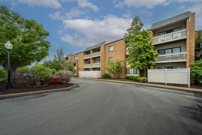 Building Photo - Two Bedroom, 2 Bath Creve Coeur Condo