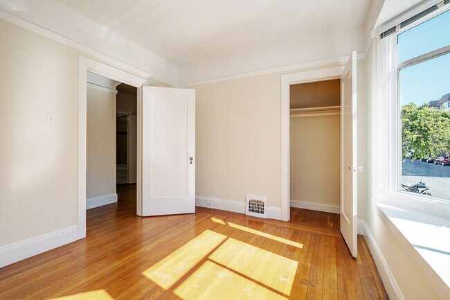 Building Photo - 1586 Chestnut St