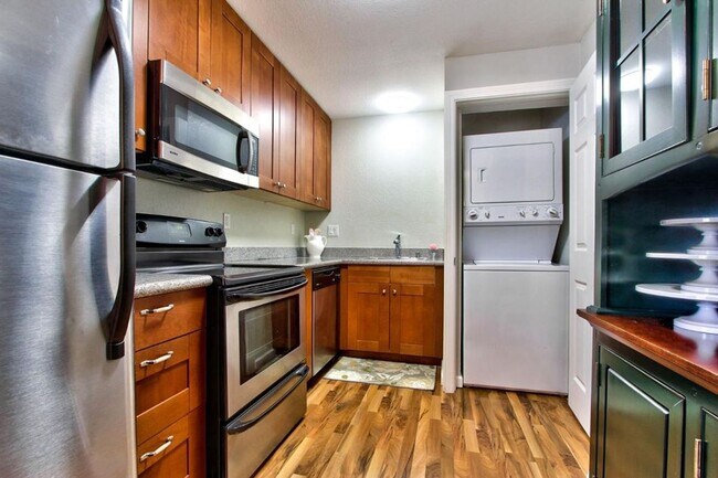 Building Photo - Great One Bedroom Condo in Monterey