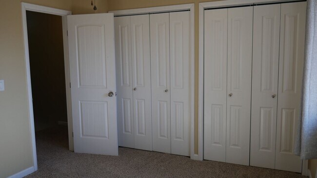 Building Photo - 3 Bedroom 2.5 Bath Townhome with Great Mou...