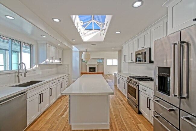 Building Photo - Beautifully Remodeled, 4BR4.5BA Hill Section Home w/ Amazing Panoramic Ocean Views, 3 Decks, Atri...