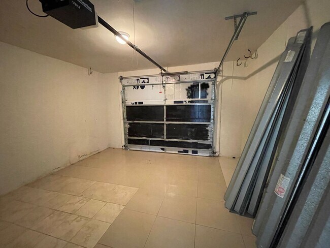 Building Photo - CUTE 2 Bedroom 2 Bath duplex