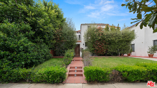 Building Photo - 239 S Doheny Dr