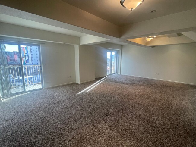 Building Photo - 2 Bedroom Condo in Riverwalk Tower!