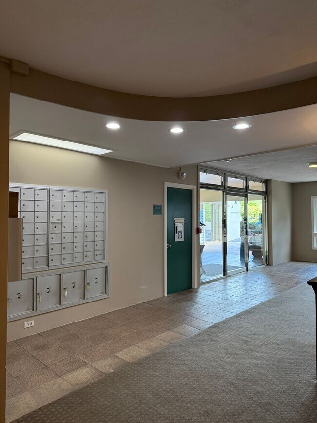 Building Photo - 1br/1ba/1pkg Condo w/Large Lanai PETS NEGOTIABLE!