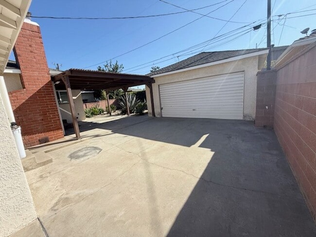 Building Photo - WONDERFUL LAKEWOOD HOME-NEW ON MARKET!!