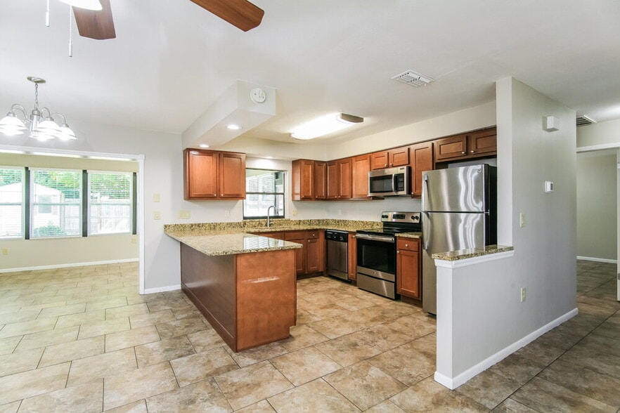 Building Photo - 5286 Enfield Ave