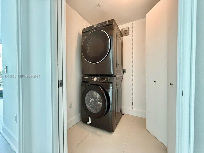 Building Photo - 2950 NE 188th St