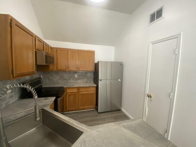 Building Photo - 130 Whitehaven Ct