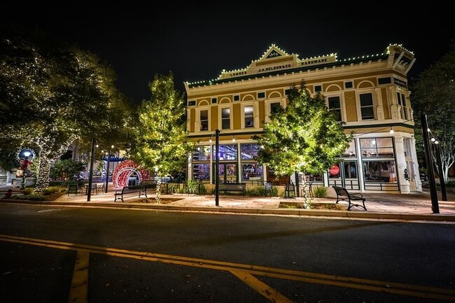 Building Photo - 1305 E Main St