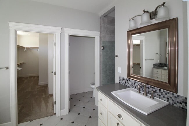 Building Photo - 4 bed, 3 bath home in Richland