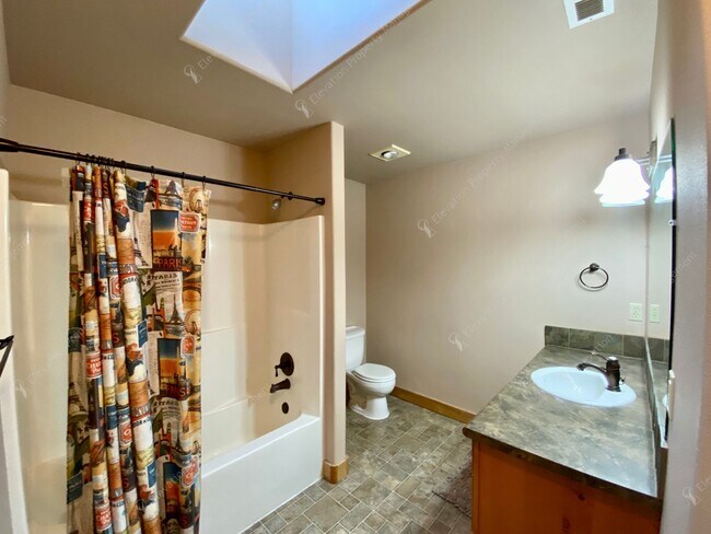 Building Photo - Dual-Level 3 BR - 2.5 BA Haven in Central Bend