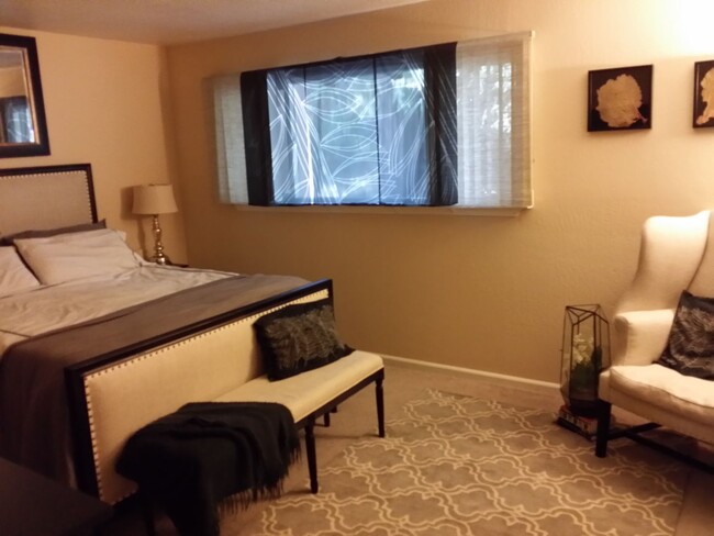 Building Photo - 3 Bedroom 1.5 bath in Covell Commons HOA i...