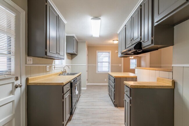 Building Photo - 5121 Ginger Cir