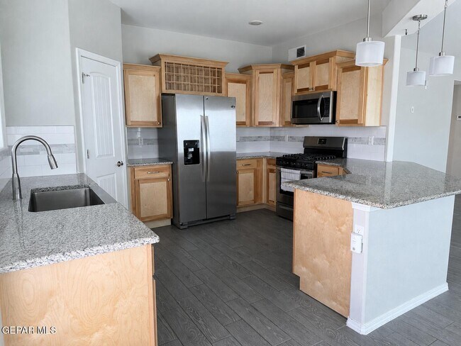Building Photo - 909 Malven Pl