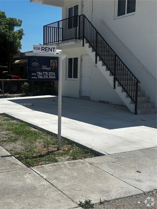 Building Photo - 828 NW 23rd Ct