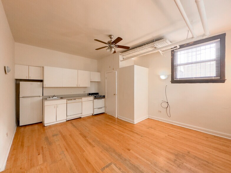 Building Photo - 821 W Waveland Ave
