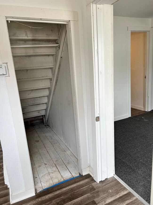 Building Photo - 3 Bedrooms, 1 Bathrooms Single Family Home...
