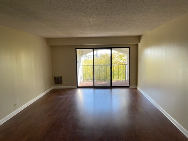 Building Photo - 350 Plum Creek Dr