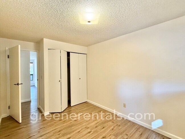 Building Photo - Cozy Meets Convenient in This Lacey Charme...