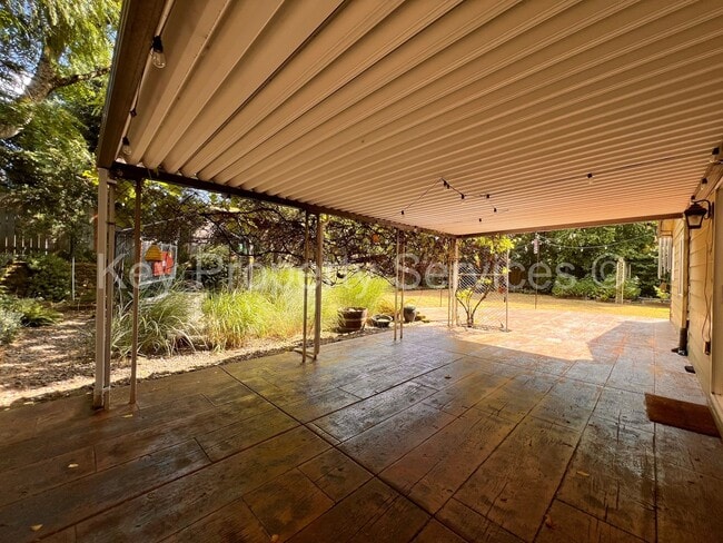 Building Photo - Beautifully Remodeled Gresham Ranch