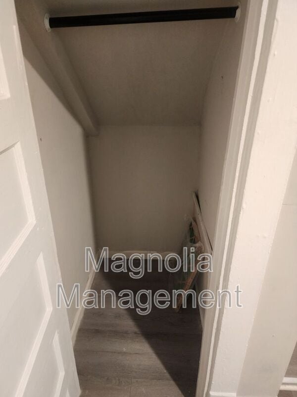 Building Photo - 216 Walnut St