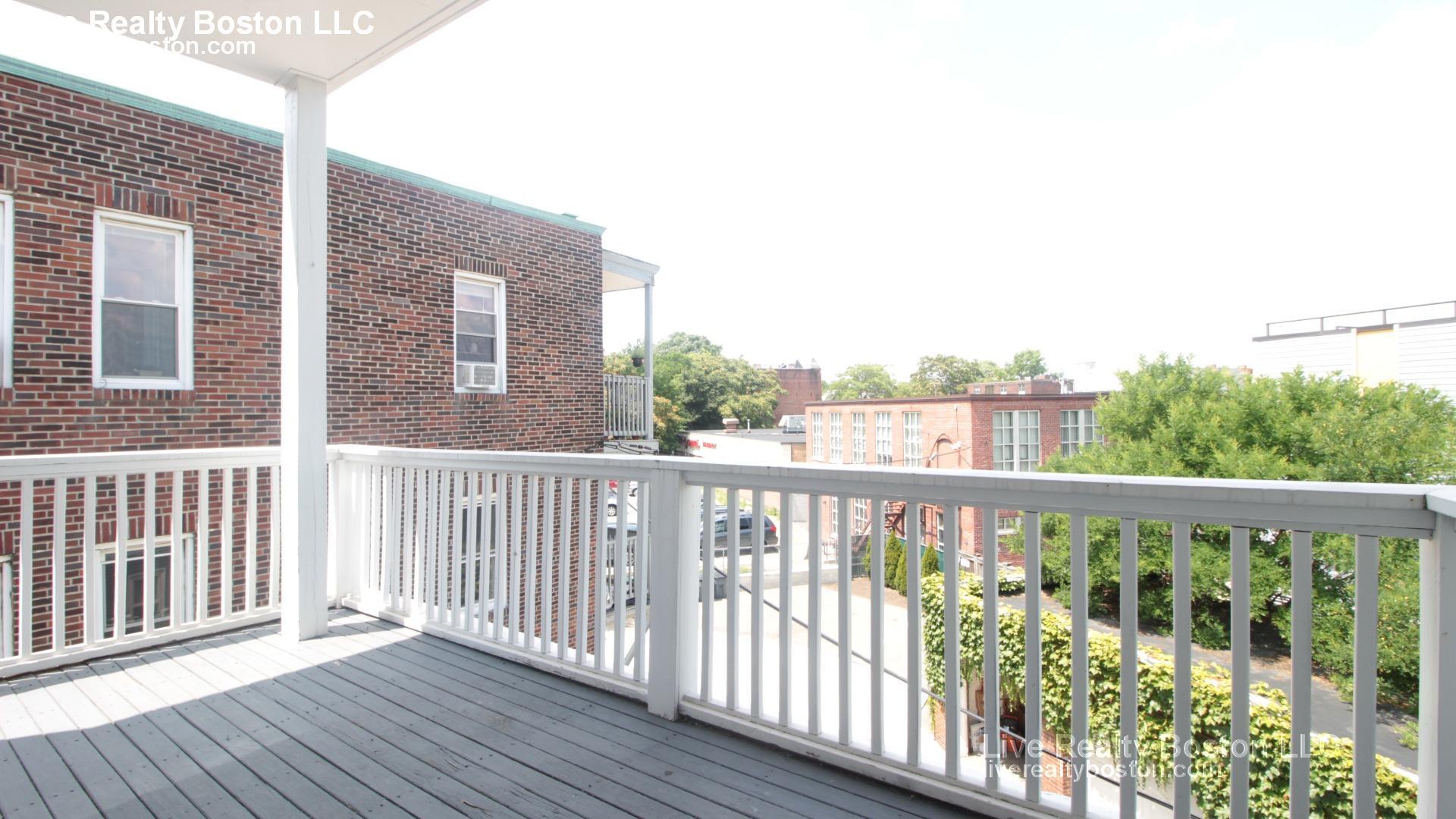 Building Photo - 1433 Cambridge St