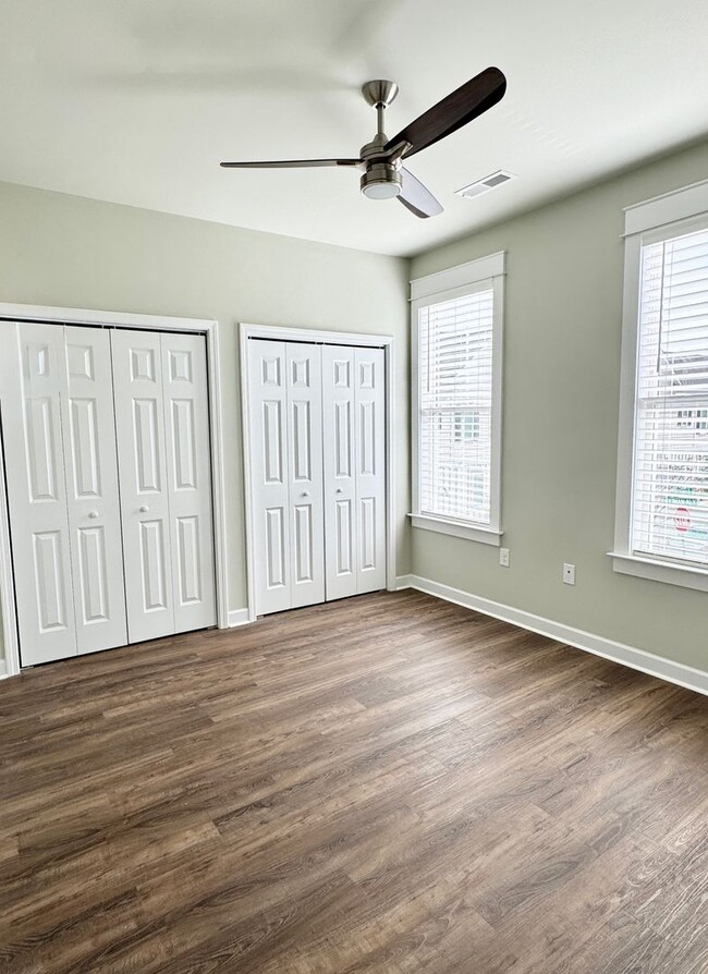 Building Photo - Upscale Townhome in Market Common! MOVE-IN READY!