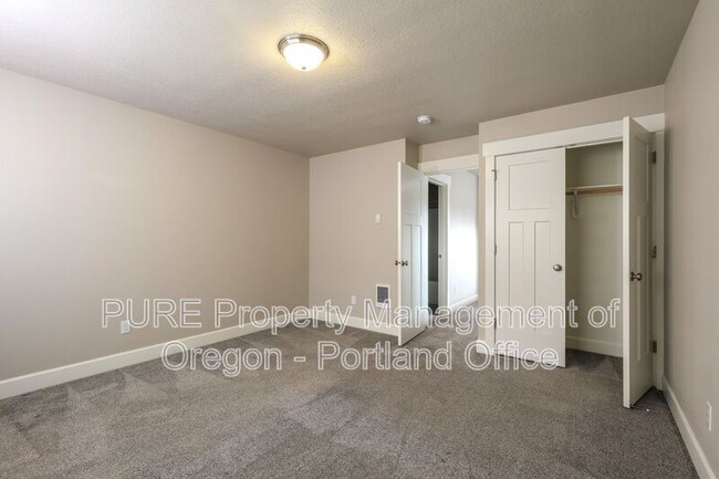 Building Photo - 215 NE Regan Hill Loop
