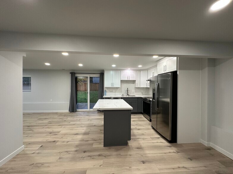 Building Photo - 20914 3rd Ave W