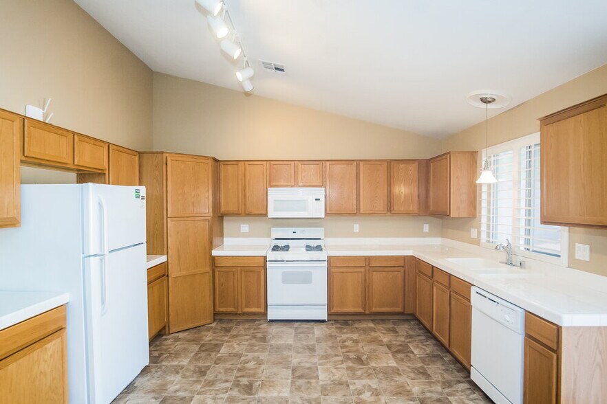 Building Photo - 245 Amber Light Ct