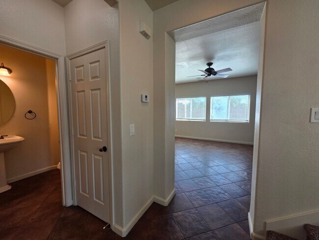 Building Photo - 3 bedroom with an extra office/den space in Modesto!